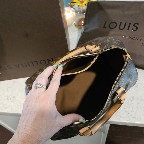 Speedy 30 genuine authentic Louis Vuitton bag. Carried ONE week. - Picture 4 of 6
